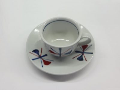 反りコーヒー碗皿　赤蝶紋