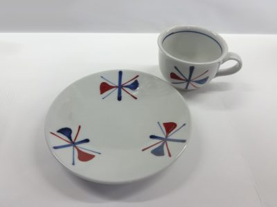 反りコーヒー碗皿　赤蝶紋