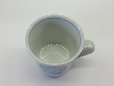 反りマグカップ　呉須丸紋