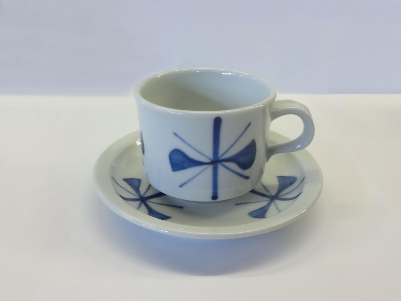 紅茶碗皿　呉須蝶紋