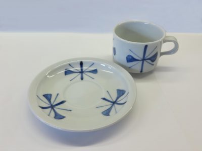 紅茶碗皿　呉須蝶紋