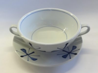 両耳スープカップ碗皿　呉須蝶紋
