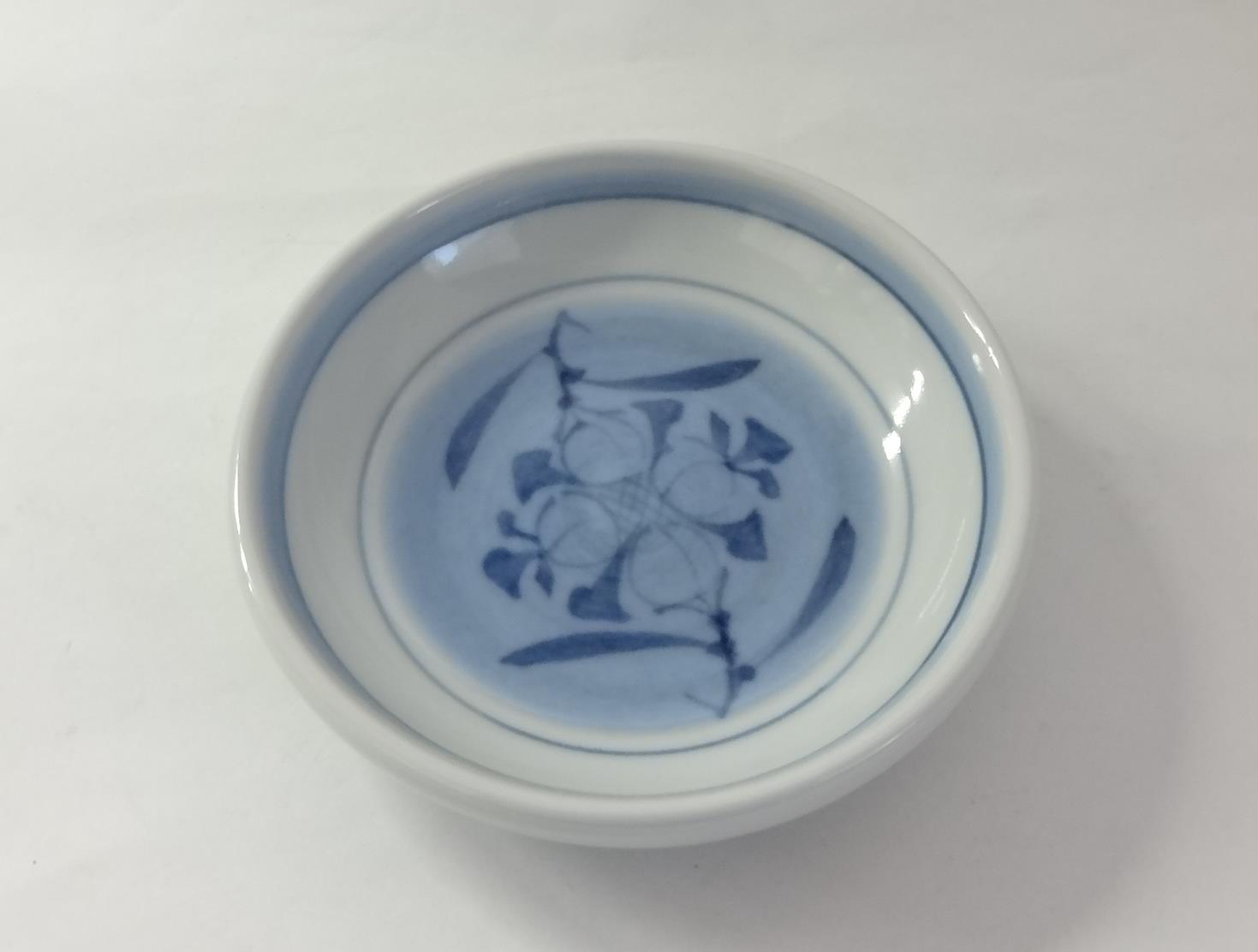 3.5寸蕪型丸皿 縁だみ線入り呉須花 | 砥部焼 梅山窯 3.5寸蕪型丸皿 縁だみ線入り呉須花 | 砥部焼 梅山窯
