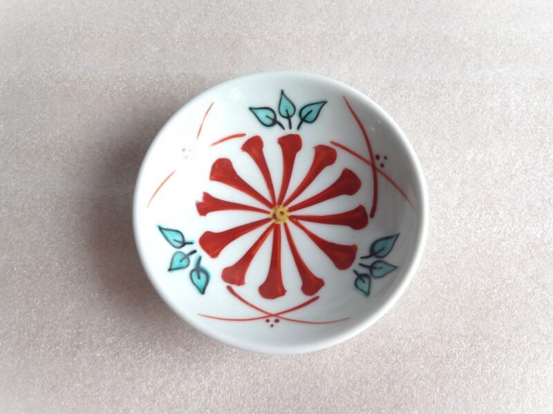 ３寸丸皿　色絵菊紋