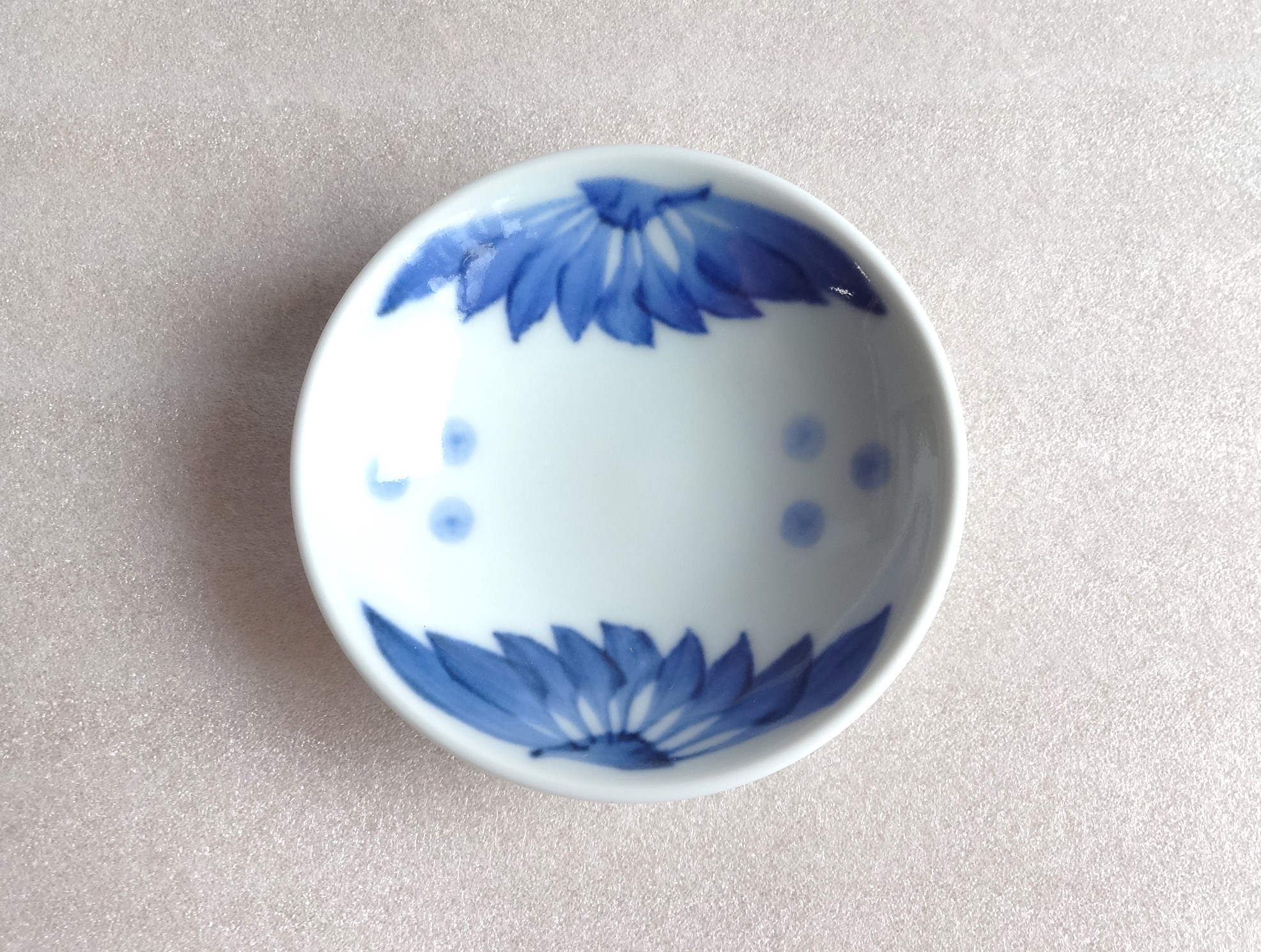 3寸丸皿 呉須菊 | 砥部焼 梅山窯